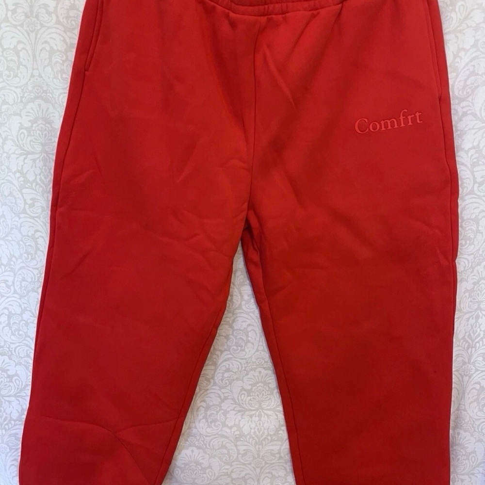 Comfrt Women's Red Cropped Pants